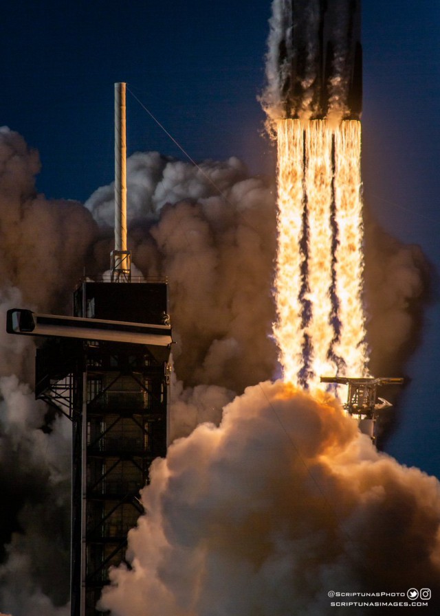 SpaceX осуществила первый коммерческий запуск Falcon Heavy