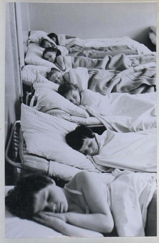 Заставляют спать тихий час. Тихий час Пионерский лагерь СССР. Тихий час в Пионерском лагере. Сон час в Пионерском лагере. Пионерский лагерь дети спят.