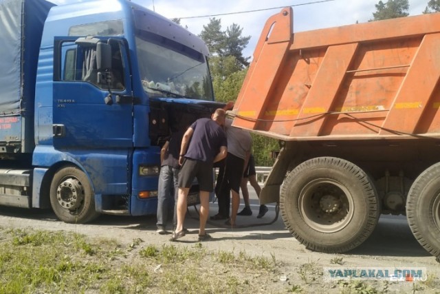 «Стоит на трассе, без связи и электричества»: под Екатеринбургом водитель две недели живет в сломанной фуре