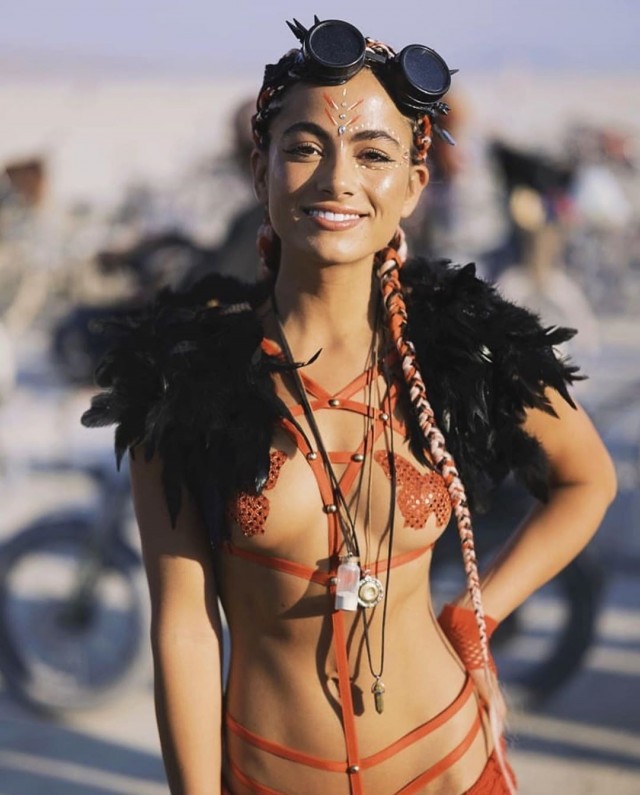 Девушки с фестиваля Burning man