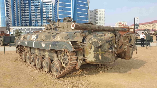 Выставка трофейной военной техники в Баку