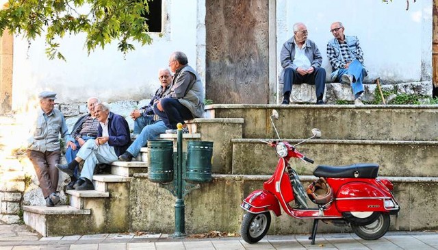 В Греции люди старше 60 лет, отказывающиеся от прививки, должны будут платить штраф 100 евро... ежемесячно