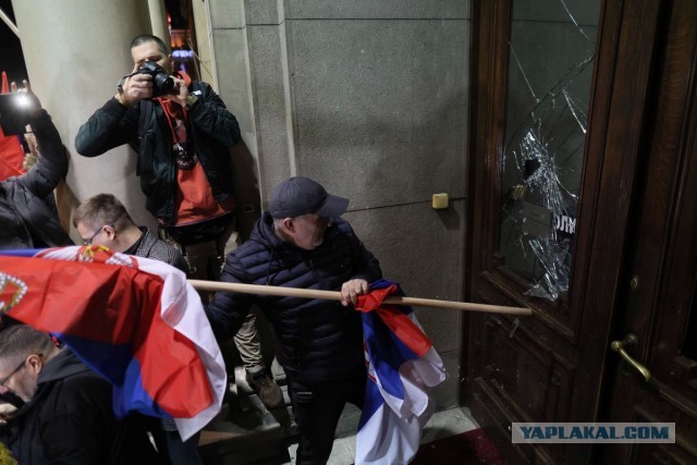 Протестующие в Белграде попытались ворваться в городскую администрацию