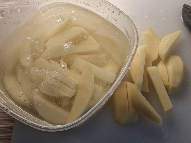 Картофель жаренный на сале с луком и чесноком