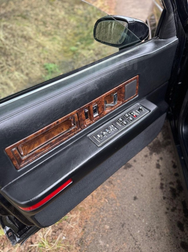 В Москве за 1,9 млн рублей продается рамный седан Cadillac Fleetwood 1994 года выпуска