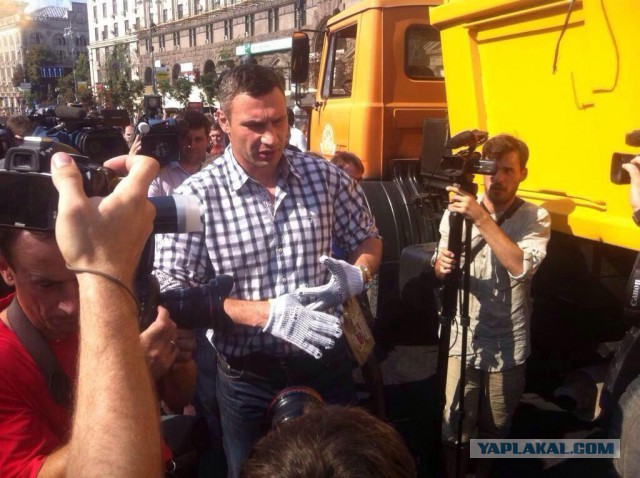 23 удара палкой, за то, что слишком близко стояла возле своего парня