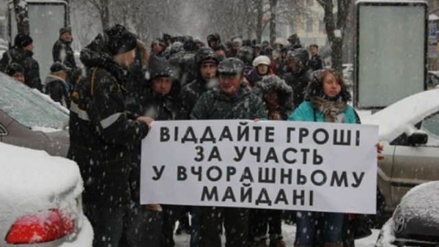 СМИ узнали, сколько платят участникам протестов против Трампа