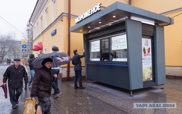 Человечки с лопатами окружают Кремль.