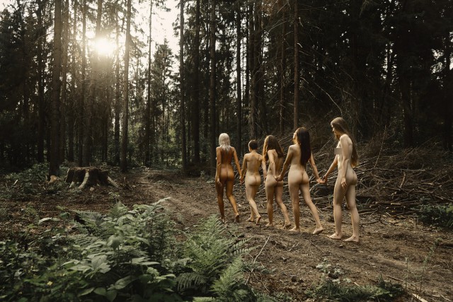 Могилевский фотограф сделала откровенный проект против вырубки лесов (18+)