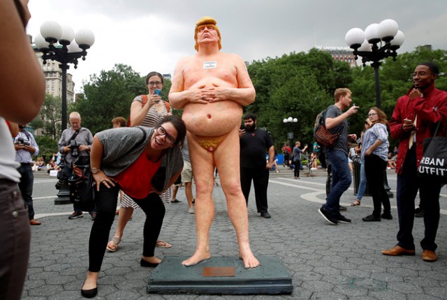 "Промокшая Меланья Трамп вышла к американцам в День независимости без нижнего белья"