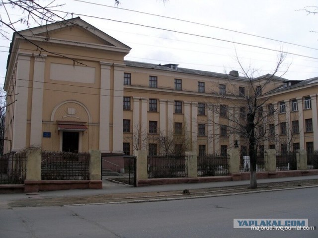 Почему в старых зданиях Питера стоят огромные двери?