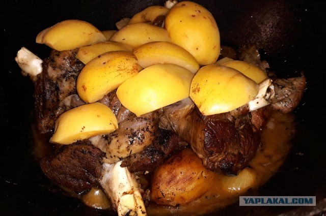 "Пирожок" с айвой (казан-кебаб из баранины)