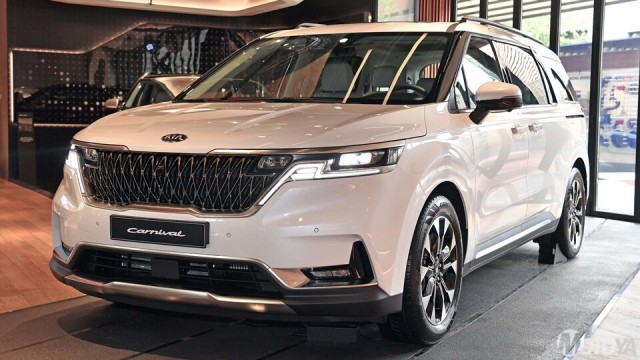 Огромный вэн Kia Carnival: в России от 2,6 млн рублей