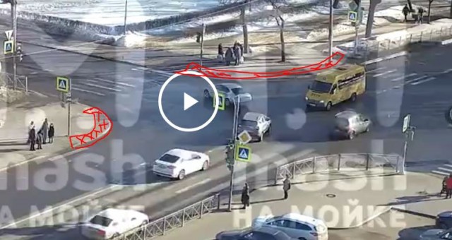 Жёсткие кадры из Красного Села: микроавтобус на полном ходу врезался в пешеходов около автобусной остановки. Среди них есть дети
