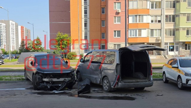 Подростки на каршеринге задели припаркованные автомобили и скрылись с места ДТП