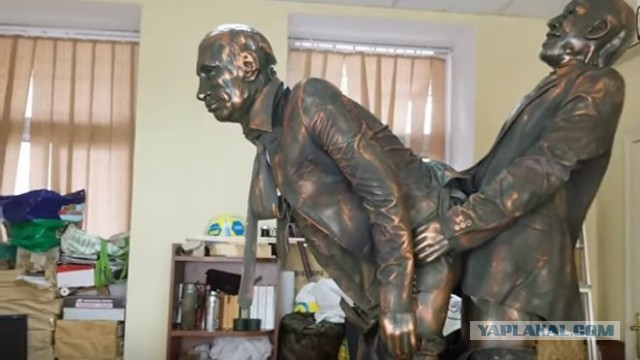 В Киеве поставили памятник сношающимся мужикам