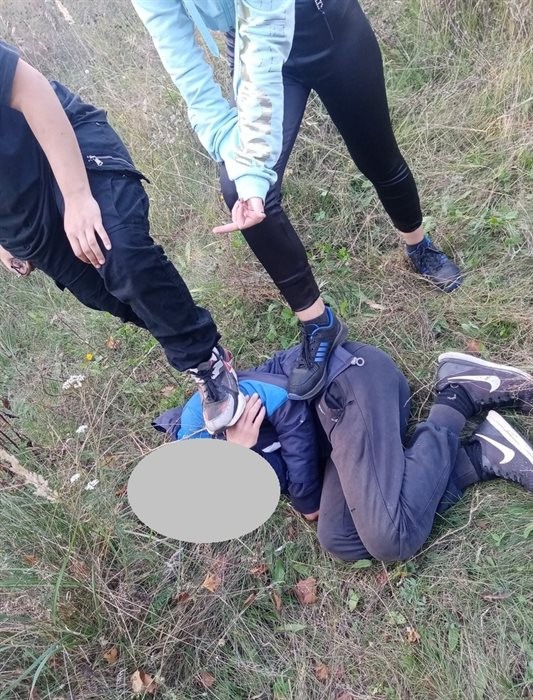 Девочки  - гопники заставили сесть на бутылку своего "друга"