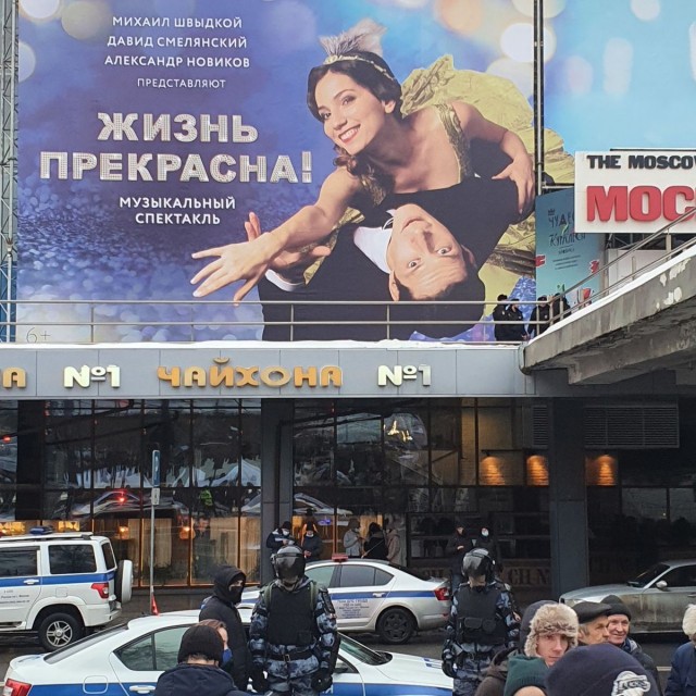 "Страна, которой нет" и "Полная дичь". Фото силовиков на фоне вывесок и надписей