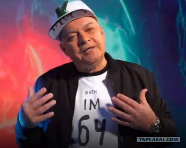 Глава МИД в ходе визита в Китай надел защитную маску с надписью "FCKNG QRNTN"