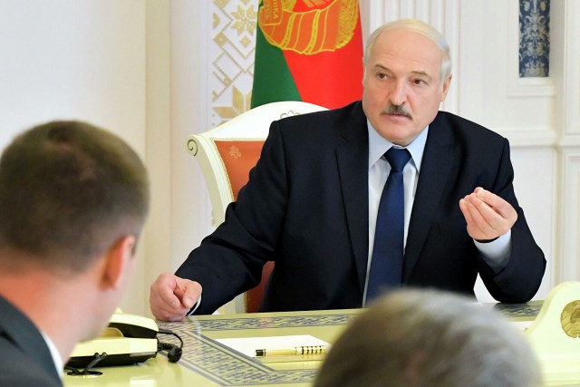 Лукашенко призвал уехавшую за границу молодежь не возвращаться