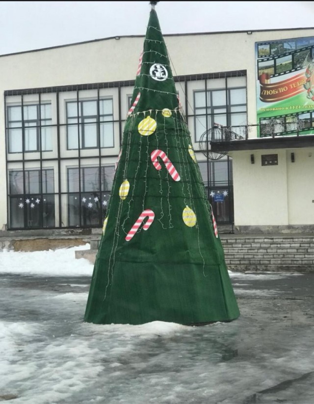 Жители подмосковного Дзержинского просят администрацию и власти области убрать с площади «уродливую» ёлку