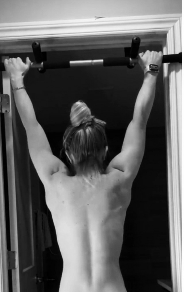 Подтягивания на турнике для девушек вышли на новый уровень