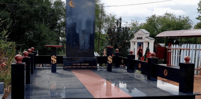 Цыганские бароны: кто они и откуда берут деньги на огромные особняки с крутыми тачками?