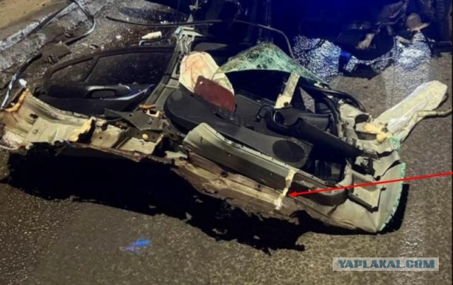 В Оренбурге BMW разорвало о столб: погиб пассажир