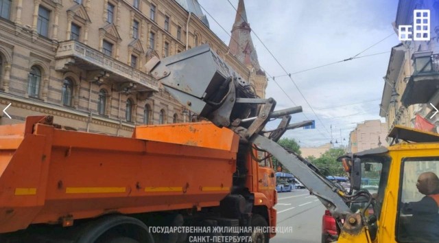 Питерские коммунальщики внезапно провели учения по уборке снега посреди июня