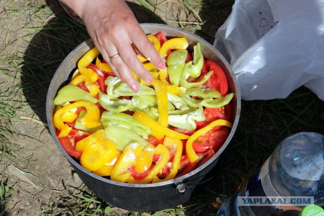 Мясо, овощи и котелок