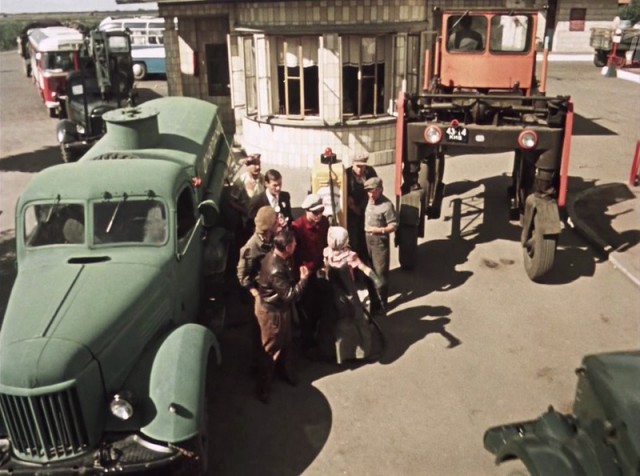 Киев и советский автотрафик 1962 года в фильме "Королева бензоколонки"