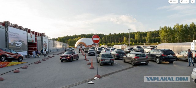 Дорогие нарушители - владельцы машины премиум-класса занимают места для инвалидов