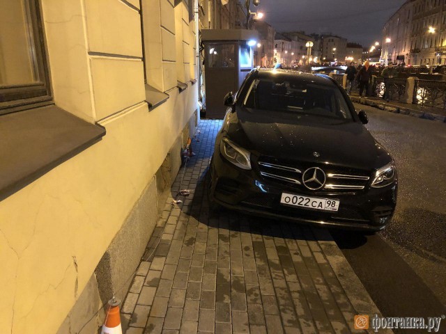 «Ставил и буду ставить!»: Первая парковка Боярского в новом году. Его чёрный «Мерседес» вновь на тротуаре