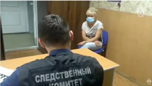 В Красноярске установили личность избившей ребенка в лифте женщины