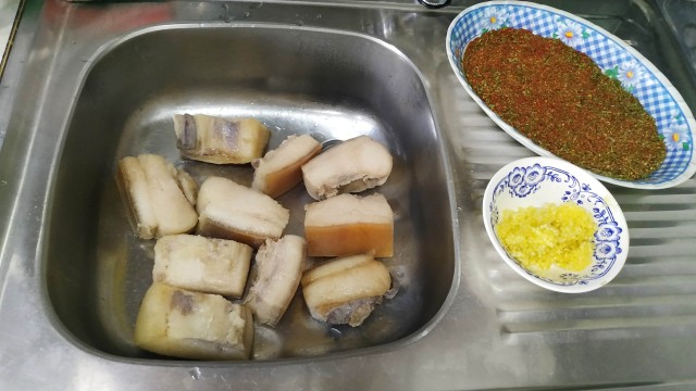 Холодает, пора нагуливать жирок. Солю сало