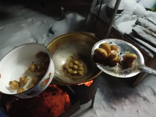 Макароны с курицей и грибами в казане