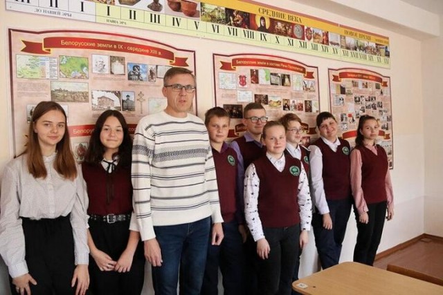 Белоруссия: учителю из Сморгони, который показал старшеклассникам видео про Конституцию, дали полтора года колонии