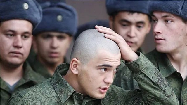 Двое новых граждан РФ сбежали из военкомата