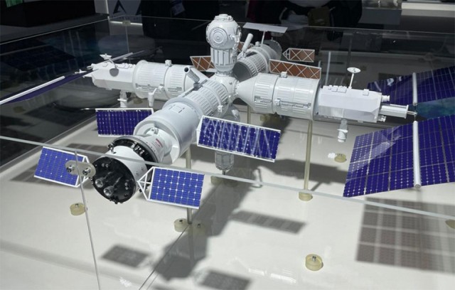 Роскосмос показал макеты космической обсерватории «Спектр-РГ» и Российской орбитальной станции