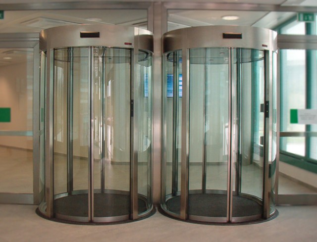 Размышления у параднага подъезда