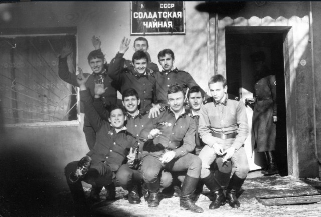 А давайте в честь праздника, выкладывать свои армейские фотки уважаемые яповцы