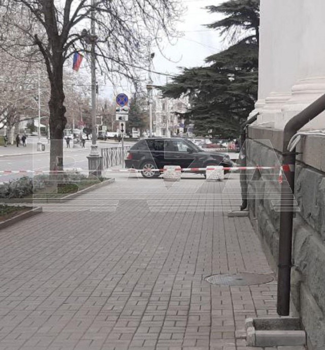 В Севастополе у здания Заксобрания нашли машину с прикрепленным к днищу подозрительным свертком