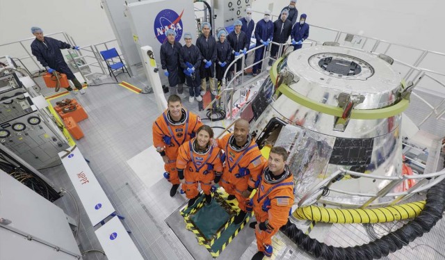 Экипаж Artemis II прошел тренировки на корабле Orion для облета Луны.