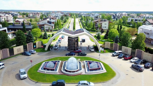 Мужик удивляется обычной деревне в Нидерландах
