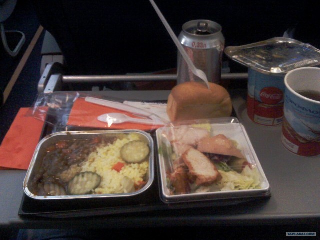 Завтрак в самолете.