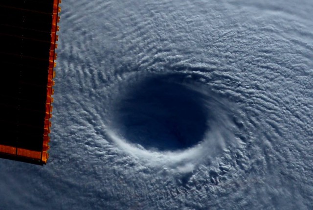 Итальянский астронавт сфотографировал супер шторм