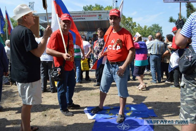 Болгары демонстративно топтали и рвали флаги ЕС и НАТО