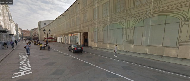 Автохамы проехали по пешеходной улице в центре Москвы