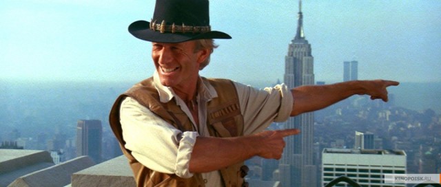 В здании МГУ факультета журналистики на Моховой прямо сейчас студентка угрожает выброситься из окна