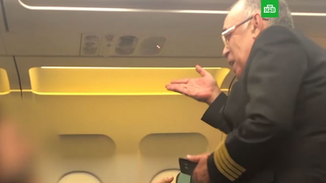 Болтавший с другом в салоне пилот испугал пассажиров рейса Баку — Москва